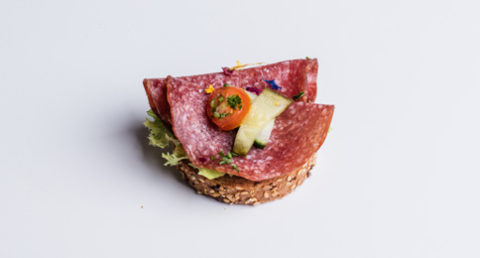 Canapé mit Salami